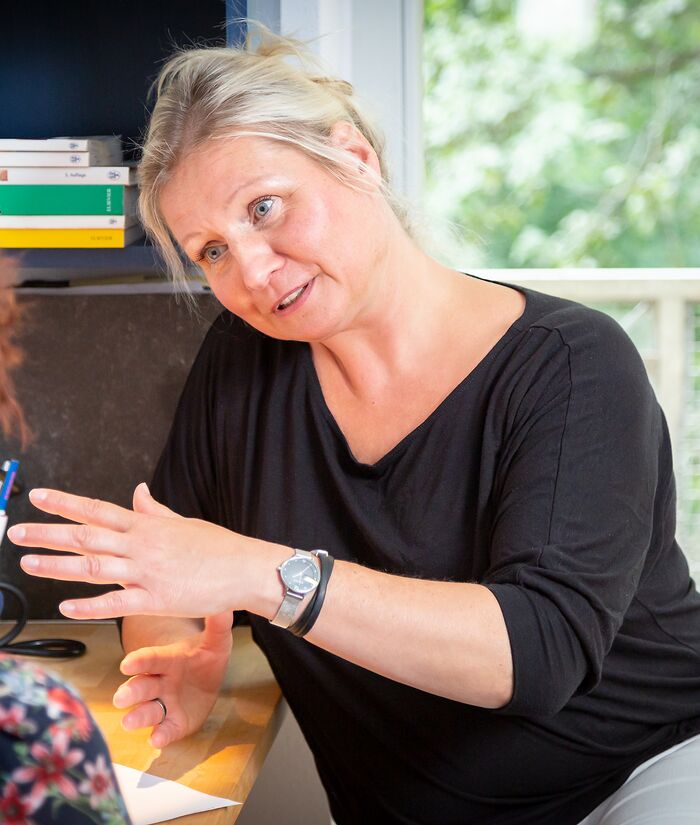 Cornelia Fiedler-Heinrich im Gespräch in der Praxis